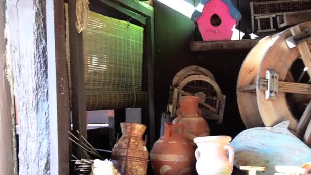 Eski küçük ahşap değirmen çarkı, çamur kapsayıcılar kuş evi dekor — Stok video