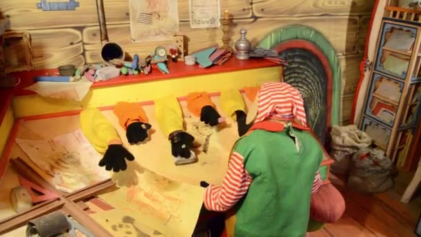 马耳他梅利哈, 2018年12月30日----在 popeye 村邮局的房子内, 娃娃拿着纸, 用邮票的人造手 — 图库视频影像