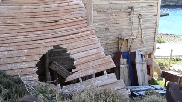 Παλιό εγκαταλελειμμένο ξύλινο σπίτι με σπασμένα παράθυρα — Αρχείο Βίντεο