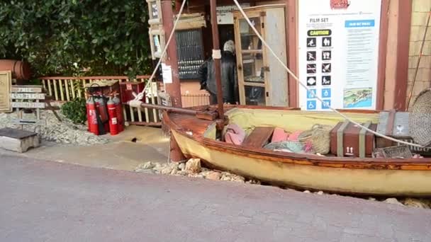 Mellieha Μάλτα Δεκεμβρίου 2018 Αλιευτικό Σκάφος Μπροστά Αργυροχόος Ταινία Σπίτι — Αρχείο Βίντεο