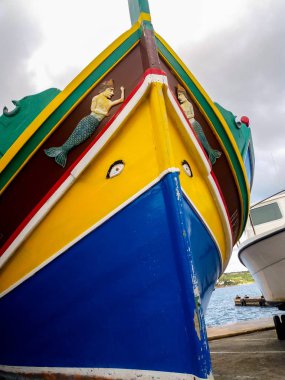 Mellieha, Malta, 30 Aralık 2018 - geleneksel renkler Malta balıkçı teknesi, Malta luzzu, Horus göz ile veya of Osiris, koruma simgesi