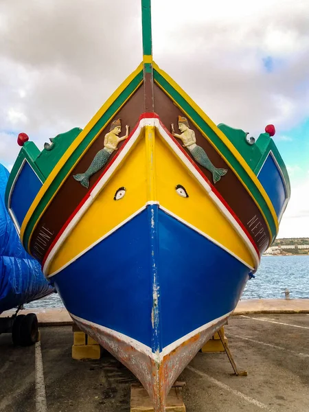 Mellieha, Malta, 30 Aralık 2018 - geleneksel renkler Malta balıkçı teknesi, Malta luzzu, Horus göz ile veya of Osiris, koruma simgesi
