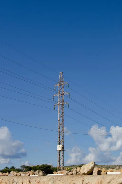 Power Tower Kraftledning Över Den Blå Himmel Med Vita Moln — Stockfoto