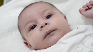 şirin ağaç aylık erkek bebek beyaz bebek değiştirici beyaz beden takım elbise giymiş