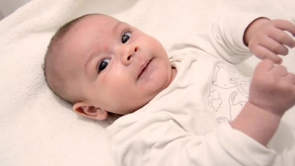 Schattig Boom Maanden Oude Babyjongen Gekleed Witte Lichaam Pak Witte — Stockvideo