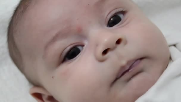 可爱的树月大男婴穿着白色的身体西装在白色的婴儿改变 — 图库视频影像