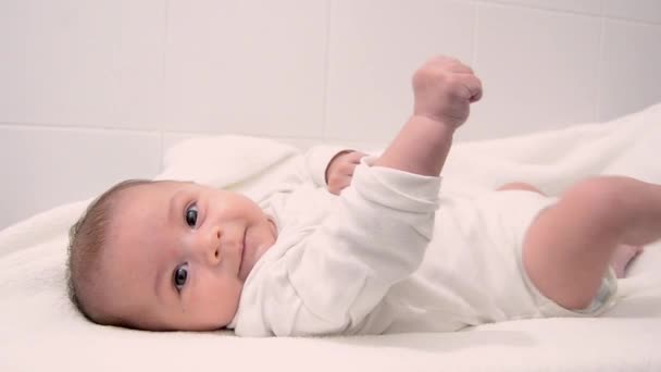 Niedlichen Baum Monate Alten Baby Boy Weißen Body Anzug Auf — Stockvideo