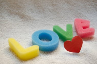 Sünger mektuplar aşk ve Sevgililer günü kavramı kelime aşk ve kırmızı kağıt kalp üzerinde beyaz yumuşak battaniye - oluşturma