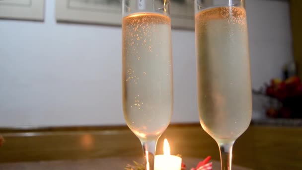 Två Glas Med Champagne Trä Bordet Med Levande Ljus — Stockvideo