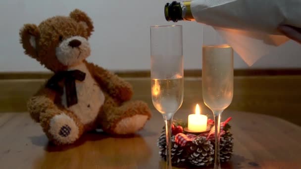 Man Häller Champagne Glaset Träbord Med Nalle Bakom — Stockvideo