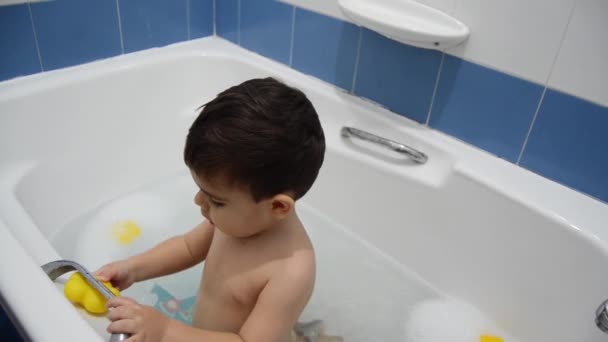 Niño Jugando Con Juguetes Mientras Toma Baño Bañera Con Espuma — Vídeo de stock