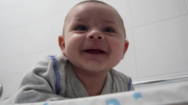 Niño Recién Nacido Árbol Meses Edad Barriga Cambiador Bebé Sonriendo — Vídeo de stock