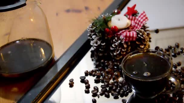 Persoon Die Een Koffiekopje Uit Tabel Met Koffiebonen Achter Neem — Stockvideo