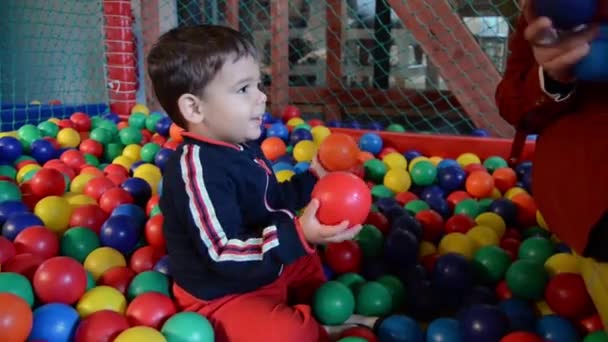 Criança Com Mãe Brincando Com Bolas Coloridas Área Jogo Criança — Vídeo de Stock