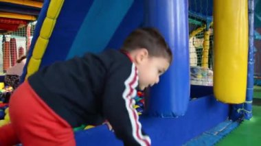 Çocuk Bahçesi renkli topları ve kum torbaları ile oynamak bir ve bir buçuk yaşında erkek bebek
