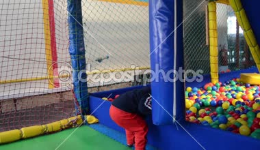 Çocuk Bahçesi renkli topları ve kum torbaları ile oynamak bir ve bir buçuk yaşında erkek bebek