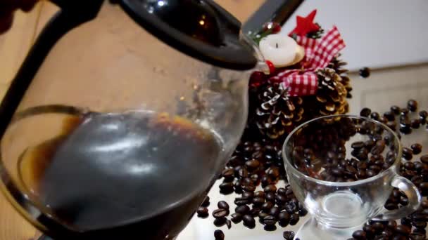 Personne Versant Café Dans Bouchon Transparent Avec Des Grains Café — Video