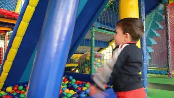 Bambino Che Spinge Sacco Boxe Nell Area Gioco Bambini Sviluppo — Video Stock