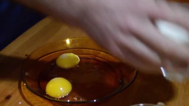 Hombre Vertiendo Leche Plato Vidrio Marrón Con Dos Huevos Haciendo — Vídeos de Stock