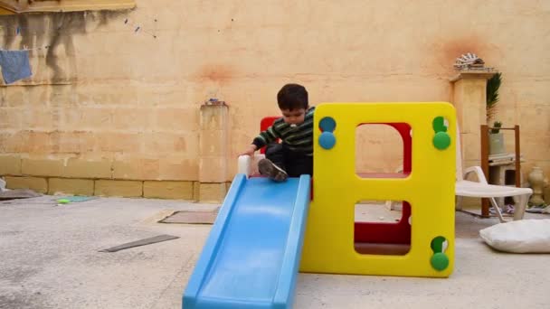 Lindo Niño Dos Años Sucio Las Galletas Alrededor Boca Deslizándose — Vídeo de stock