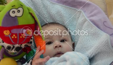 şirin ağaç aylık bebek çocuk ısırma emzik ile tavşan diş çıkarma oyuncak bebek fedai içinde otururken