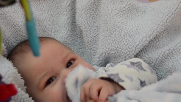 Schattig Boom Maanden Oude Baby Jongen Bijten Fopspeen Zittend Baby — Stockvideo