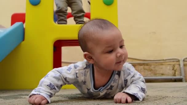 Niedlichen Baum Monate Alten Kleinen Jungen Hat Spaß Während Bauch — Stockvideo