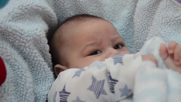 かわいいツリー ヶ月男の子光の青い毛布で赤ちゃんの用心棒で面白い顔を作る — ストック動画