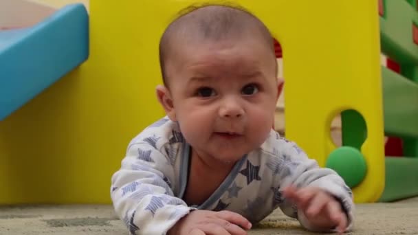 Şirin Ağaç Aylık Erkek Bebek Ağlamaya Başlayan Karın Olmost Üzerinde — Stok video