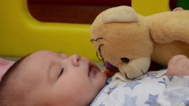şirin ağaç aylık bebek çocuk oyuncak pembe havlu arka bahçesinde oynarken
