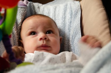 Şirin ağaç aylık yeni doğan bebek çocuk bebek fedai bunny oyuncak - erken geliştirme kavramı ile oturuyor