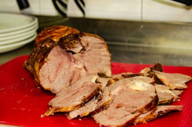 Yönetim Kurulu-gıda doğrama inci kırmızı üzerinde yavaş pişmiş biftek dilimlenmiş