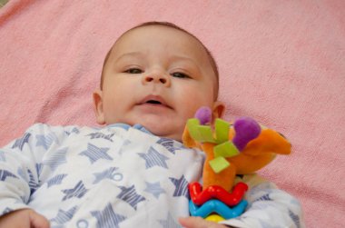 komik surat pembe havlu üzerinde yalan ağaç aylık bebek çocuğun yakın çekim