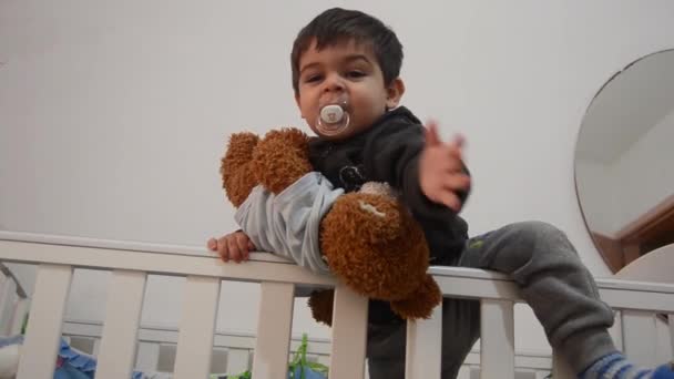 Leuke Twee Jaar Oude Teddybeer Gekleed Baby Lichaam Pak Aanroepende — Stockvideo