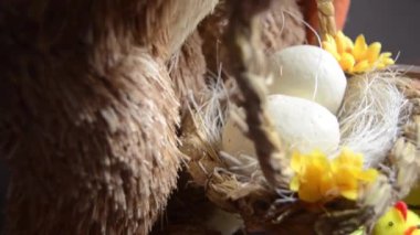 Sepet yumurta Paskalya bunny holding sepet yumurta ve çiçeklerle - kapat