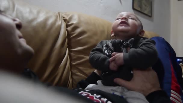 Ojciec Trzymający Czterech Miesięcy Stare Baby Boy Który Jest Mówienie — Wideo stockowe
