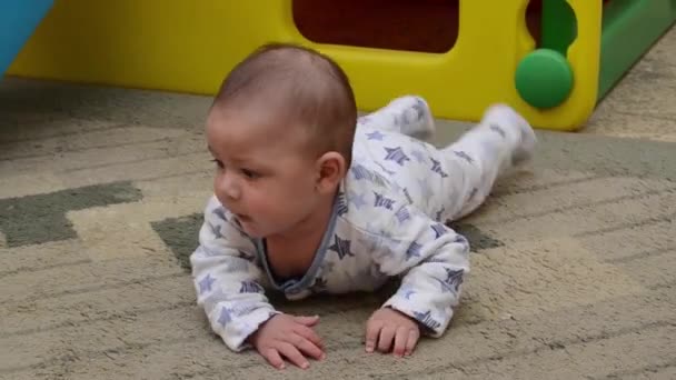 Niedliche Monate Alte Baby Junge Genießt Bauch Zeit — Stockvideo