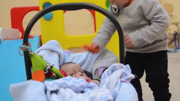 Geschwister Freien Süßer Zweijähriger Junge Der Mit Klammern Für Kleidung — Stockvideo