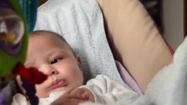 sevimli 3 aylık bebek beşik taşımak komik surat