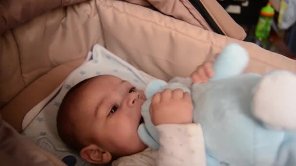 Lindo 3 meses viejo bebé niño haciendo divertido caras en bebé llevar cuna — Vídeos de Stock