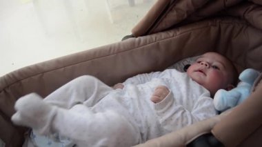 sevimli 3 aylık bebek beşik taşımak komik surat