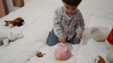 sevimli iki yıl içinde kumbara ile oynama ve koyarak eski bebek çocuk paraları