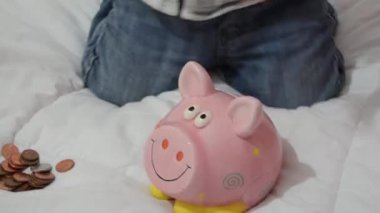 sevimli iki yıl içinde kumbara ile oynama ve koyarak eski bebek çocuk paraları