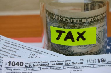 sikke ve içinde dolar işareti vergi onu 1040 formu ve ABD bayrağı - vergi gün kavramı ile ile jar