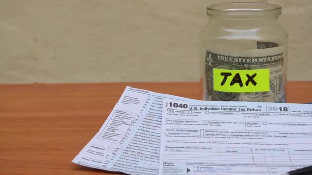 Strzelać Statick Jar Uwaga Jeden Dolar Etykieta Podatku Formularza 1040 — Wideo stockowe
