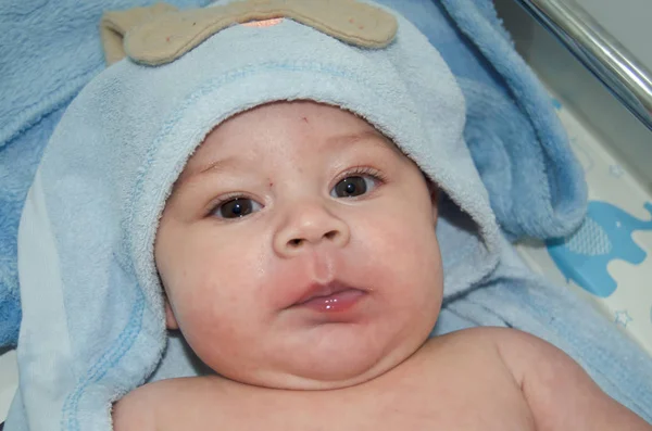 Ritratto Carino Bambino Mesi Con Asciugamano Blu Sulla Testa Dopo — Foto Stock