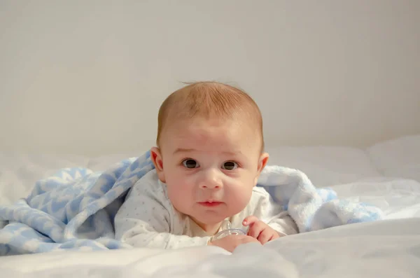 Carino Bambino Mesi Avendo Pancia Tempo Trapunta Bianca Coperta Coperta — Foto Stock