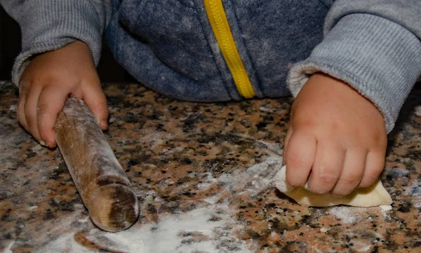 Söt Två Gammal Spelar Med Pizzadeg Händer Bara — Stockfoto