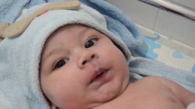 şirin 4 aylık erkek bebek banyo kafasında mavi havlu ile sonra