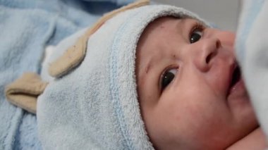 şirin 4 aylık erkek bebek banyo kafasında mavi havlu ile sonra